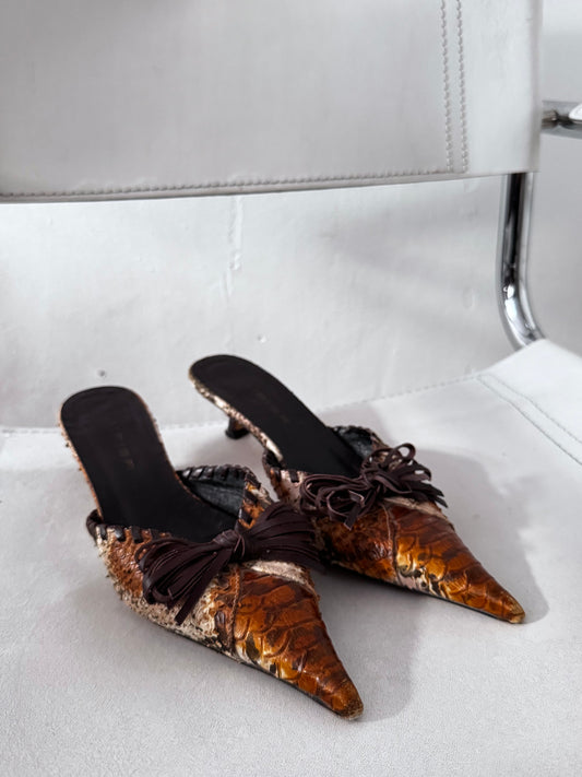 Vintage leather kitten heels with snakeskin pattern and pointed toe and bows