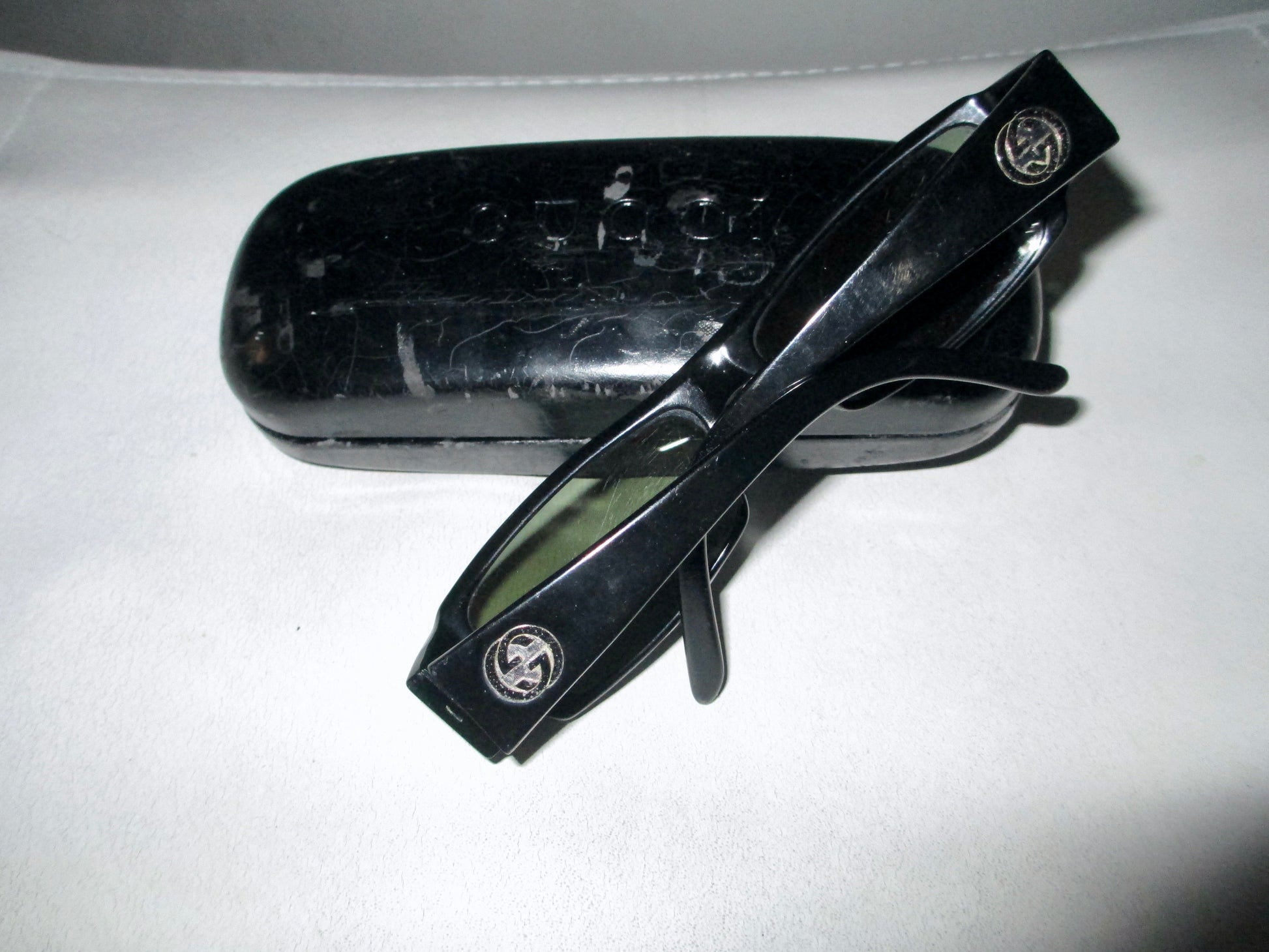 GUCCI VINTAGE DESIGNER SUNGLASSES WITH CASE front GG logo