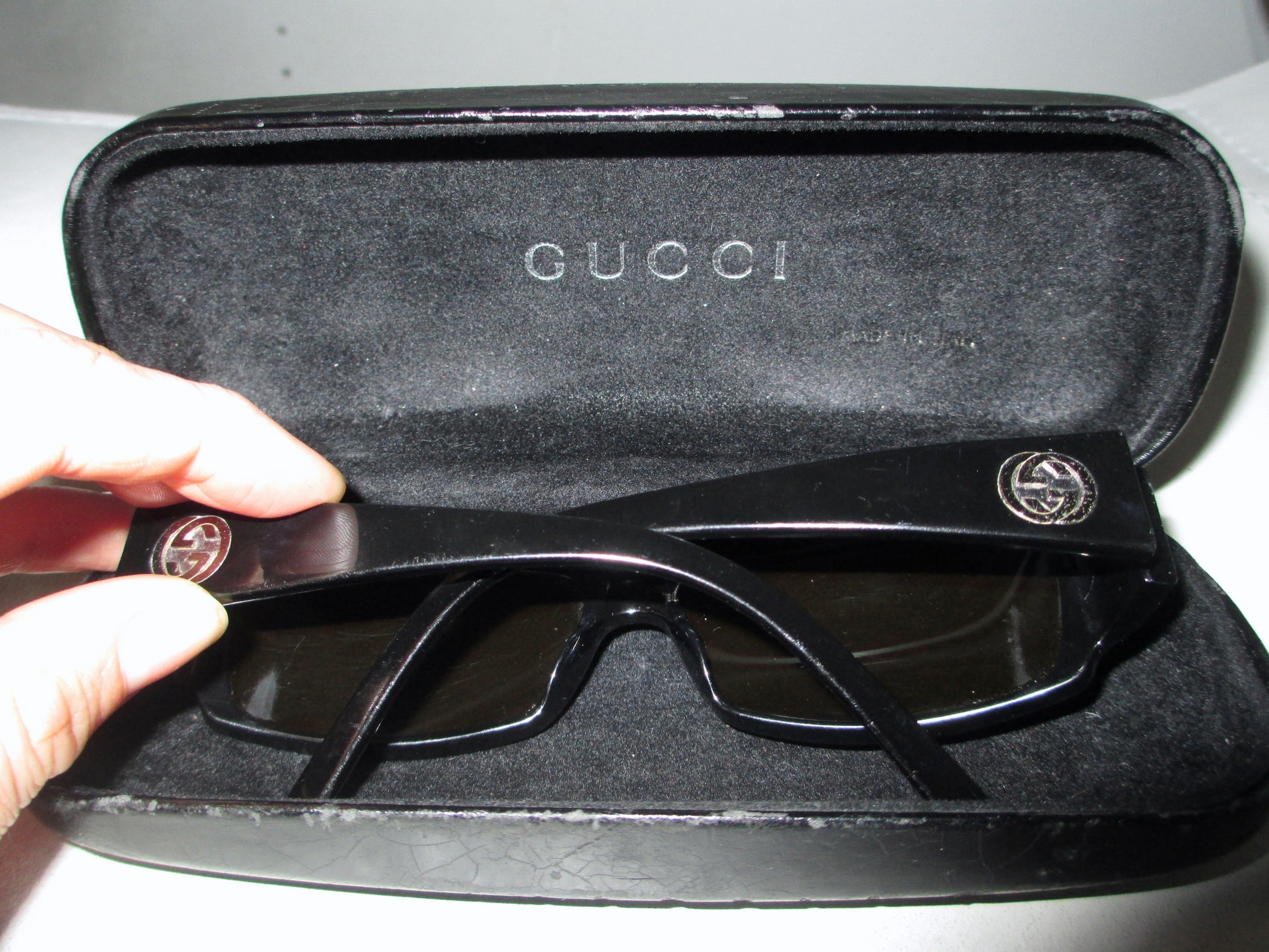 GUCCI VINTAGE DESIGNER SUNGLASSES WITH CASE front GG logo
