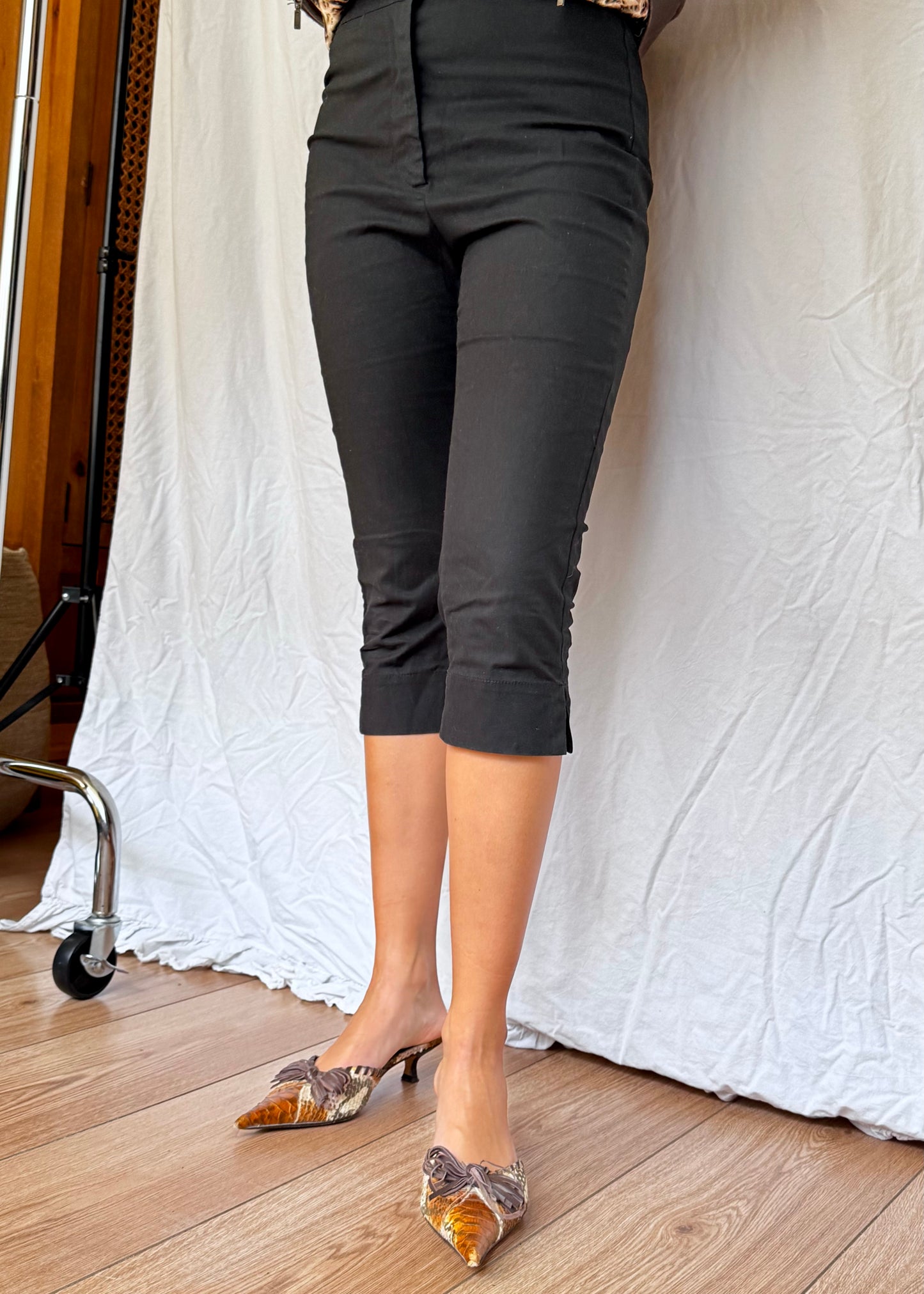 BLACK CAPRI PANTS