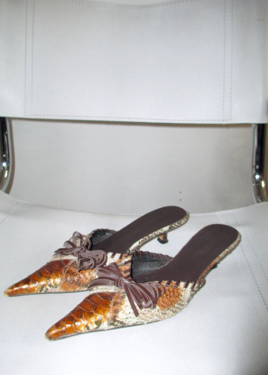 Vintage leather kitten heels with snakeskin pattern and pointed toe on bauhaus leather chair