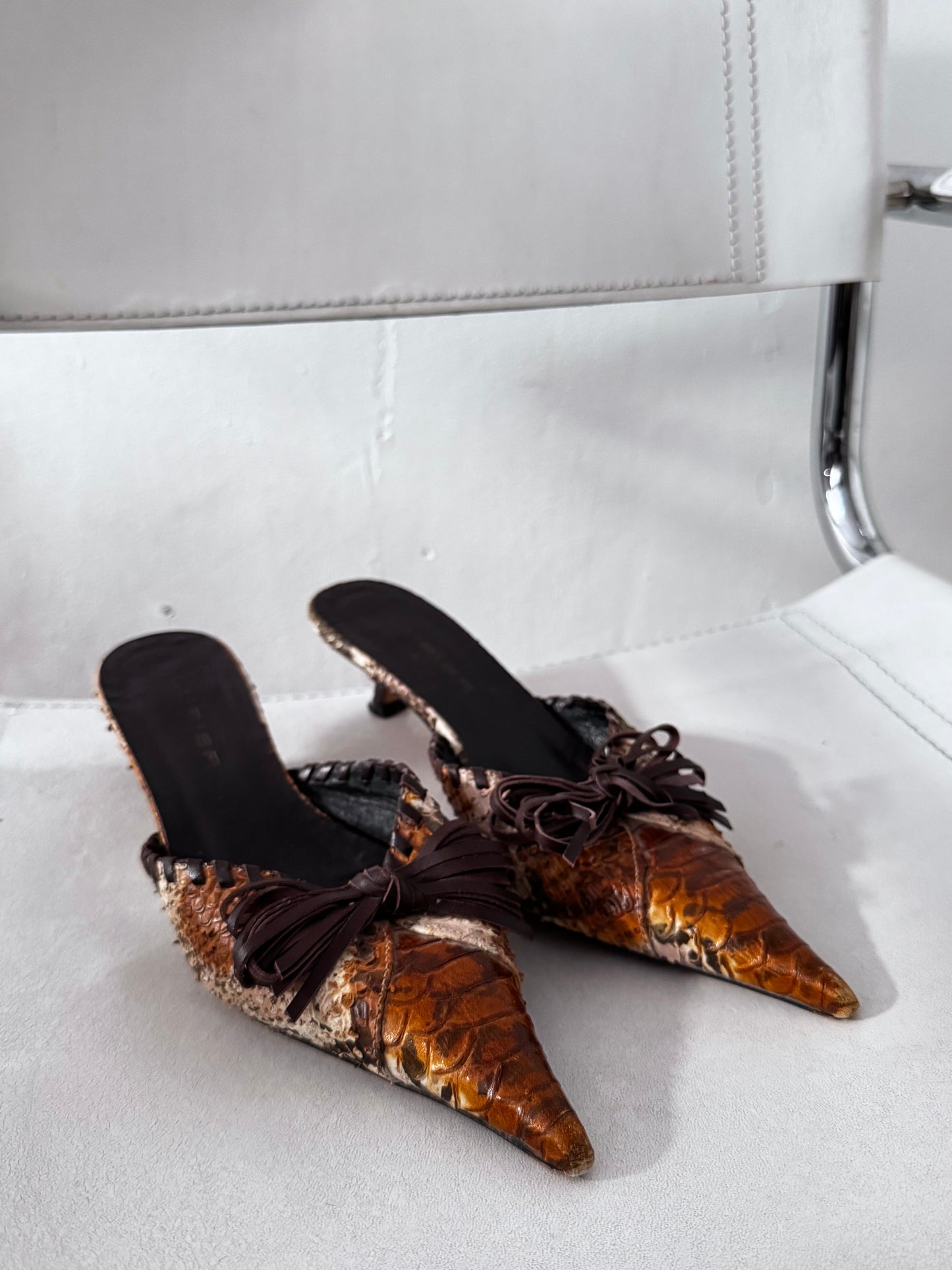 Vintage leather kitten heels with snakeskin pattern and pointed toe and bows