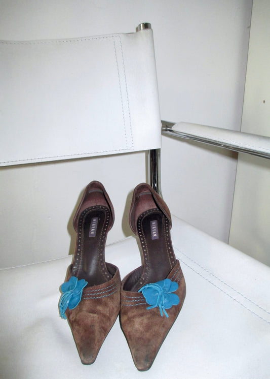 Vintage suede kitten heel with blue leather flower