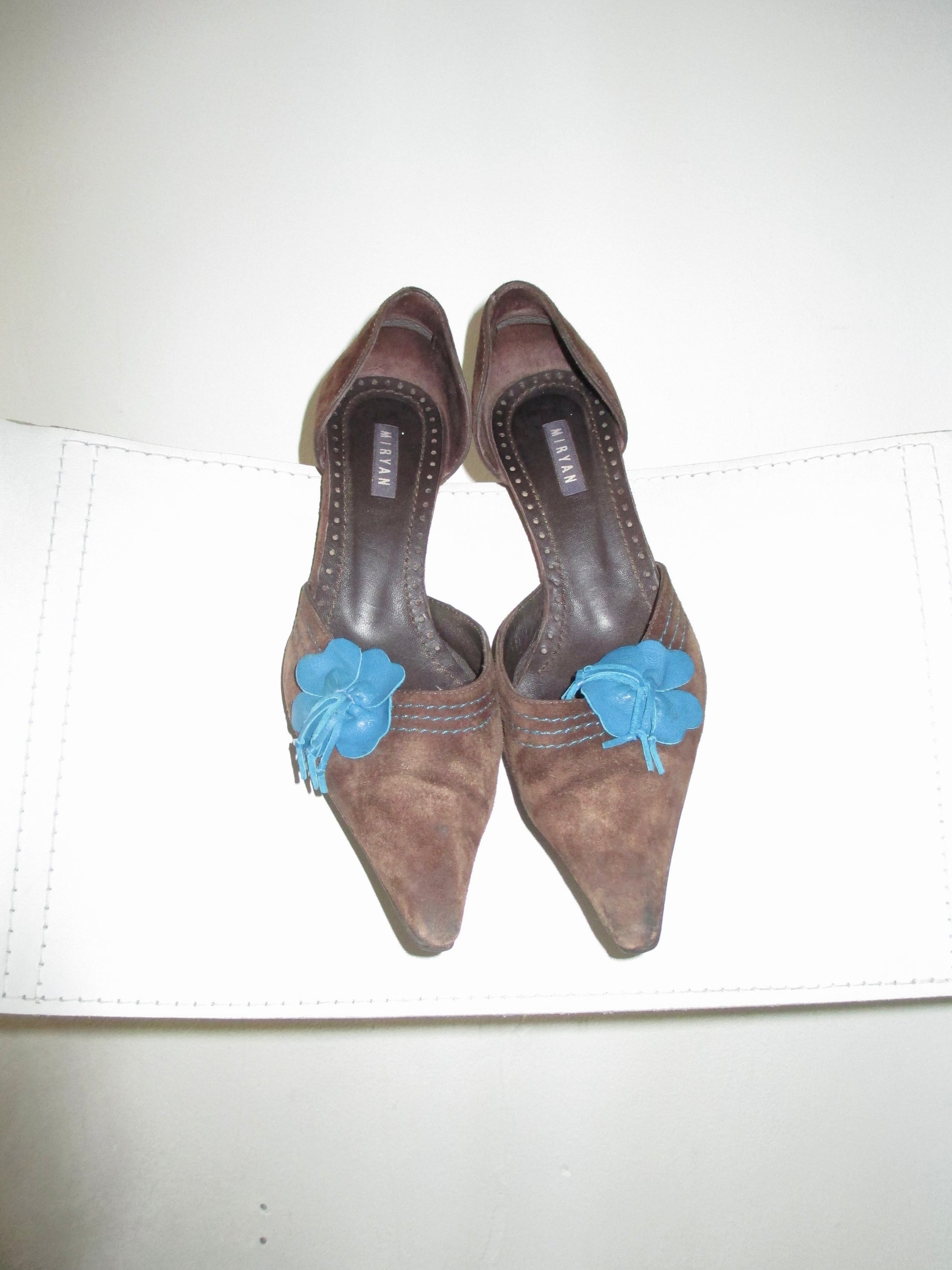 Vintage suede kitten heel with blue leather flower flash light